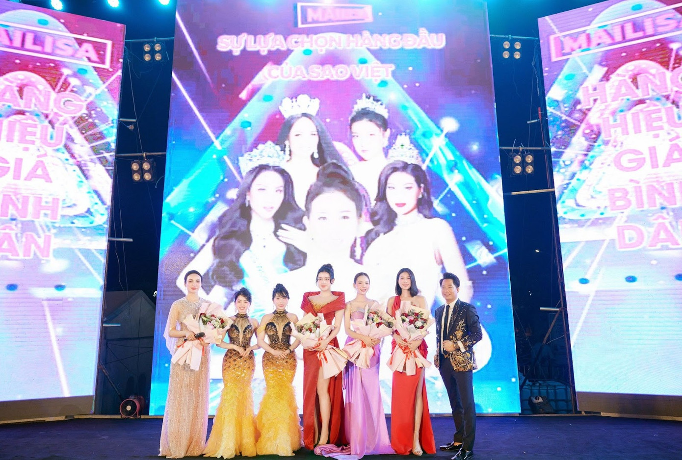 Dàn người đẹp nổi tiếng cùng ca sĩ đình đám góp mặt trong buổi khai trương Mailisa Nha Trang cực hoành tráng. Dàn người đẹp nổi tiếng cùng ca sĩ đình đám góp mặt trong buổi khai trương Mailisa Nha Trang cực hoành tráng.