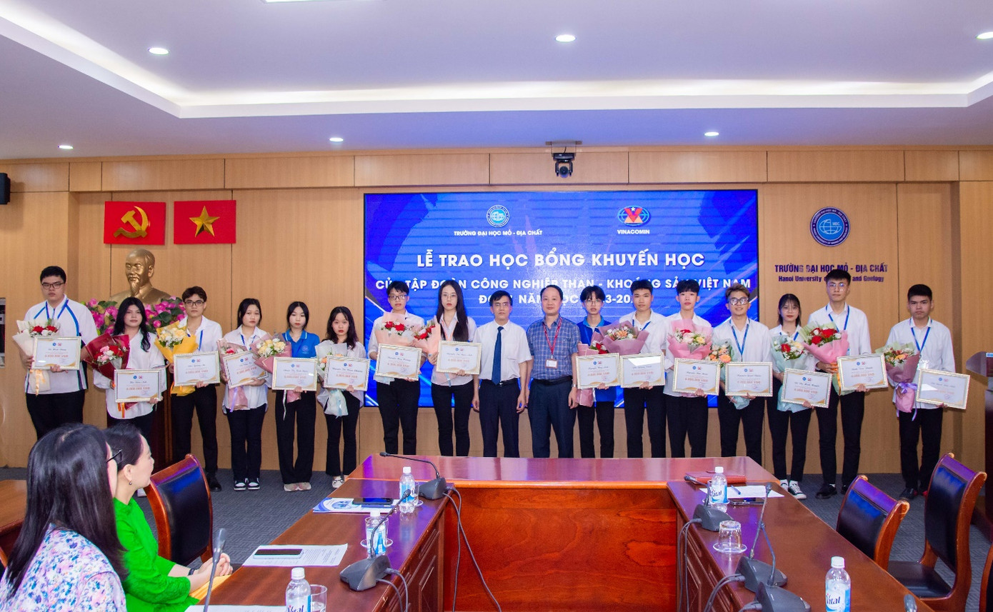 Trao học bổng đợt 1 năm học 2023 – 2024 cho 28 sinh viên “Vượt khó học tốt”.