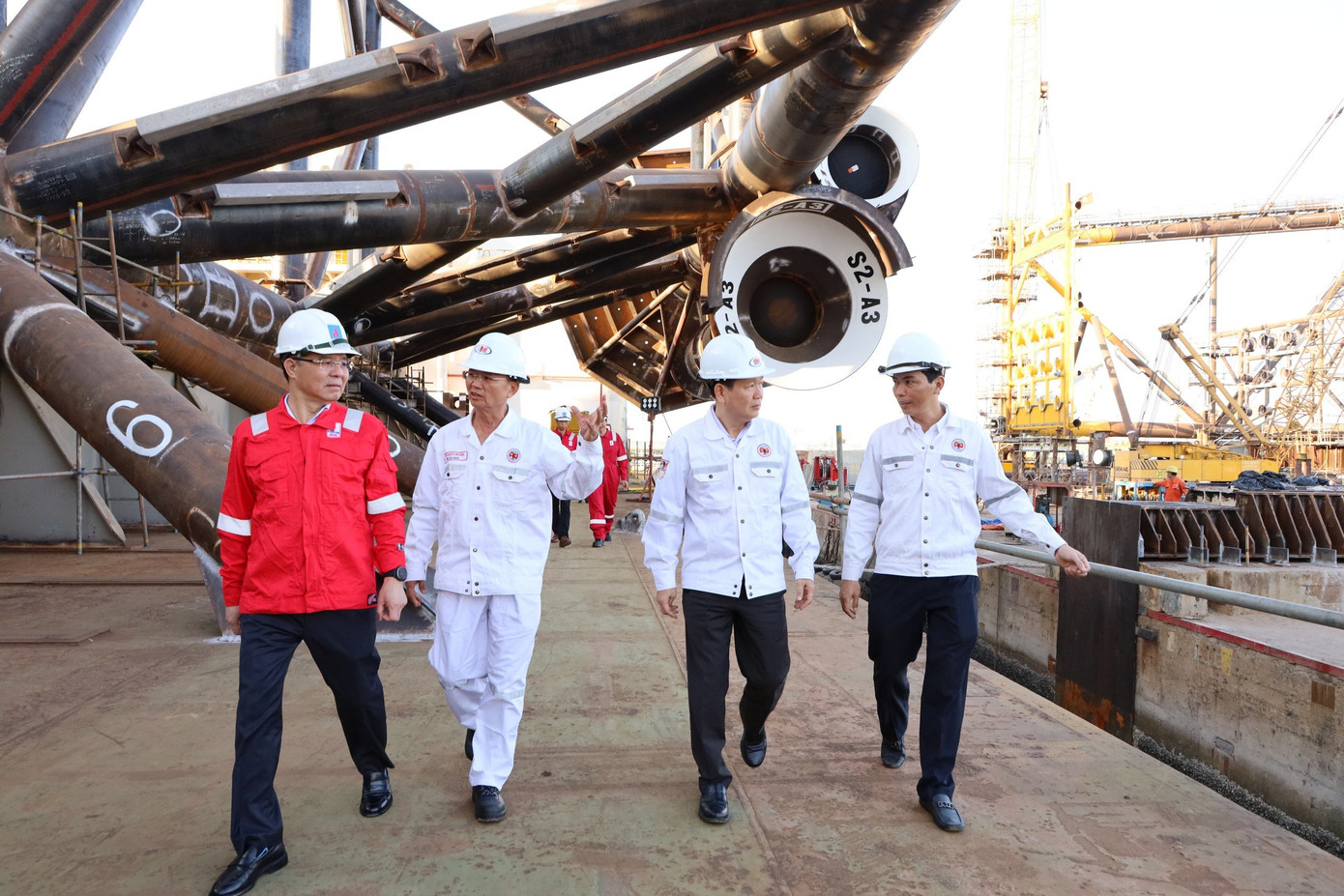 Chủ tịch HĐTV Petrovietnam Lê Mạnh Hùng thị sát công trường dự án