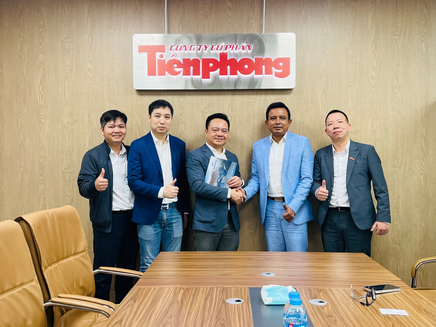 Ông Bùi Văn Phượng – Tổng Giám đốc Công ty CP Tiền Phong (ảnh giữa) và ông Kaushik Mondal- Giám đốc Marketing Tập đoàn Puzzolana thống nhất nội dung hợp tác giữa hai bên.