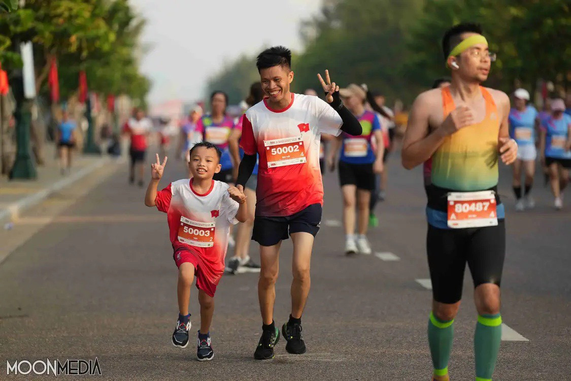 Anh Nguyễn Trọng Hoàng- giám đốc điều hành công ty TNHH bao bì Phúc Thịnh cùng con trai Hoàng Minh.