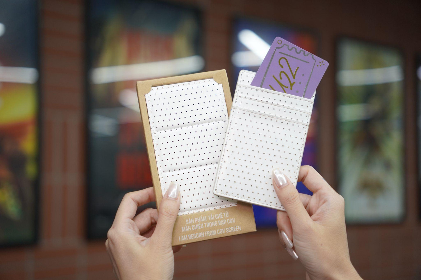 Mỗi ví đựng thẻ sẽ được đặt trong bao bì bằng giấy carton thân thiện với môi trường