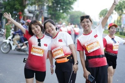 Chị Lưu Ngọc Anh- Giám đốc kinh doanh công ty TNHH bao bì Phúc Thịnh mang bib số 50623 cùng 2 bạn đồng hành.