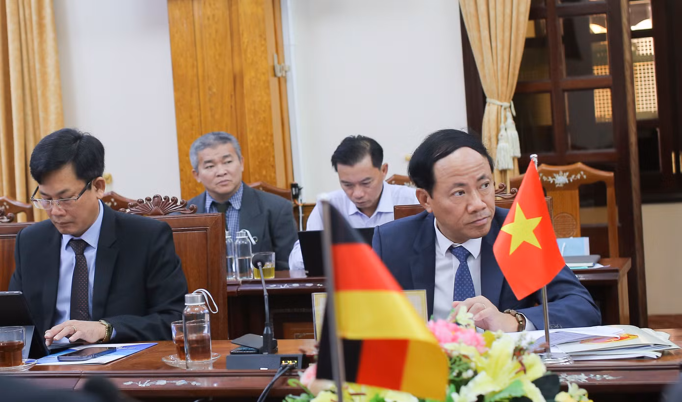Ông Phạm Anh Tuấn – Chủ tịch UBND tỉnh Bình Định (bên phải). Ảnh: Trương Định