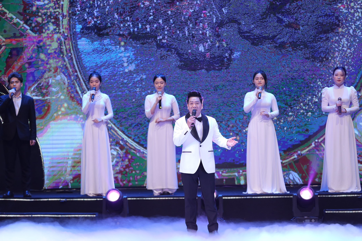 NSND Quốc Hưng cùng Hợp xướng Học viện âm nhạc Quốc Gia biểu diễn ca khúc “Đất nước yêu Người” NSND Quốc Hưng cùng Hợp xướng Học viện âm nhạc Quốc Gia biểu diễn ca khúc “Đất nước yêu Người”