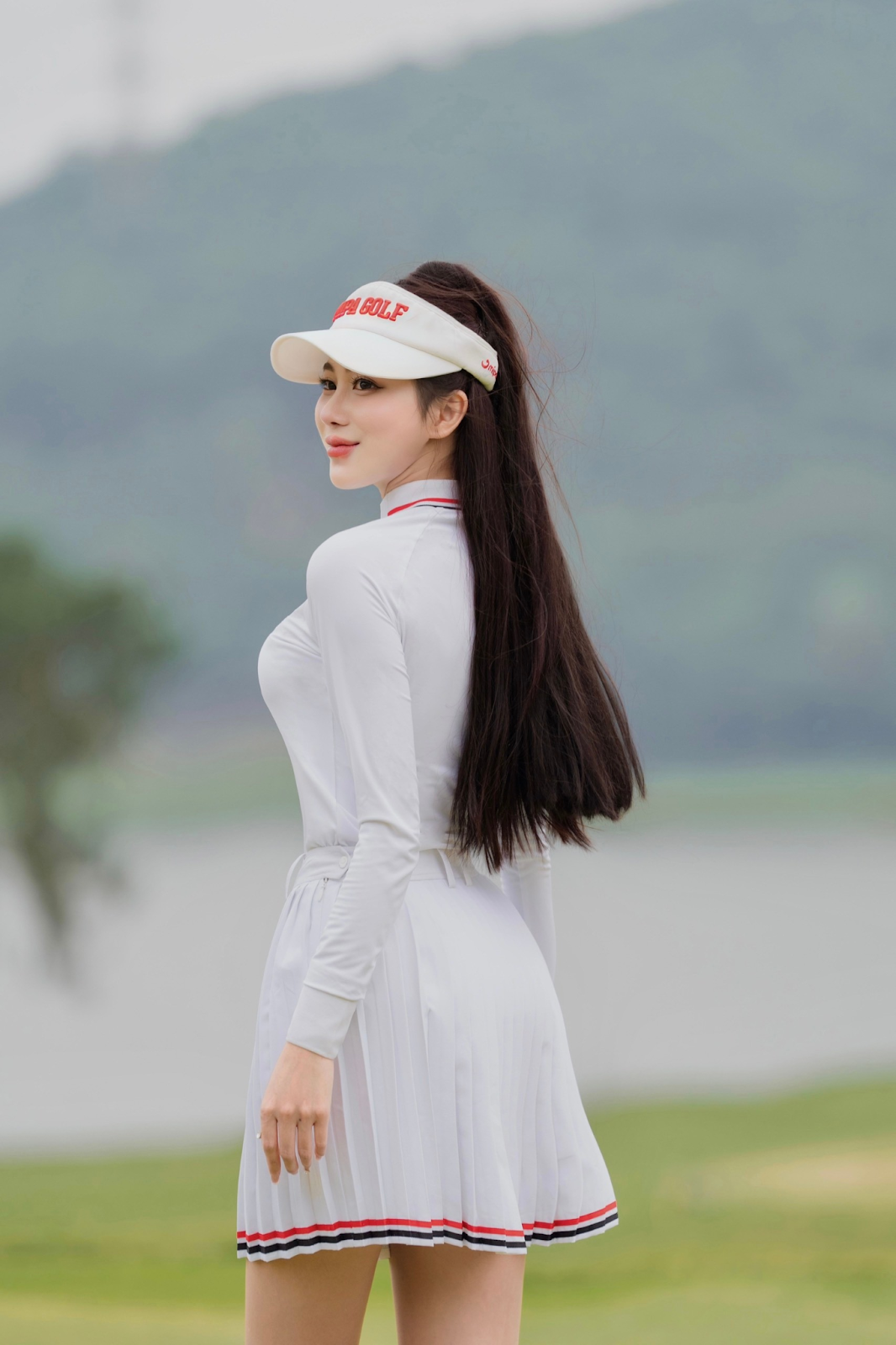 Golfer Haci Nguyễn và BTV-MC Hà Khánh Linh tự tin trong thiết kế áo polo dài tay và chân váy xòe nữ tính Golfer Haci Nguyễn và BTV-MC Hà Khánh Linh tự tin trong thiết kế áo polo dài tay và chân váy xòe nữ tính