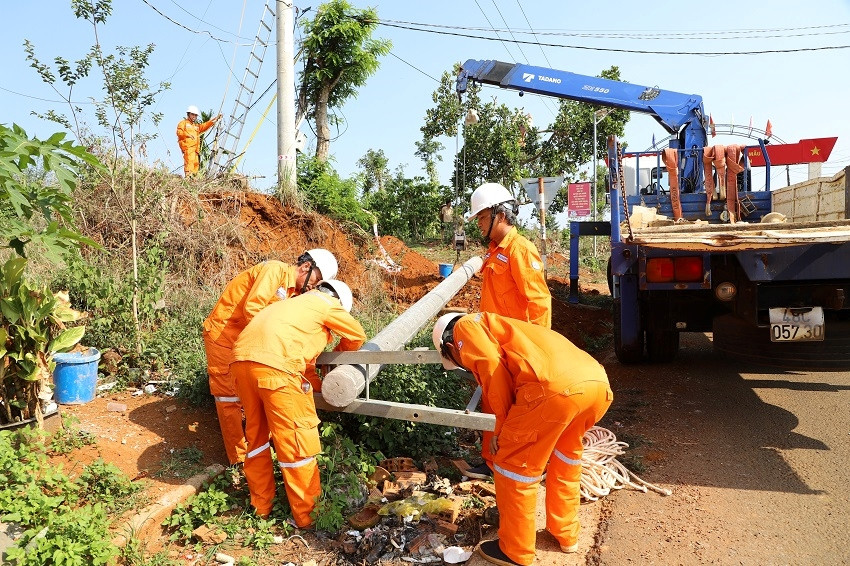 Công nhân PC Đắk Nông tham gia thực hiện diễn tập, xử lý tình huống