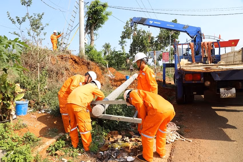 Công nhân PC Đắk Nông tham gia thực hiện diễn tập, xử lý tình huống