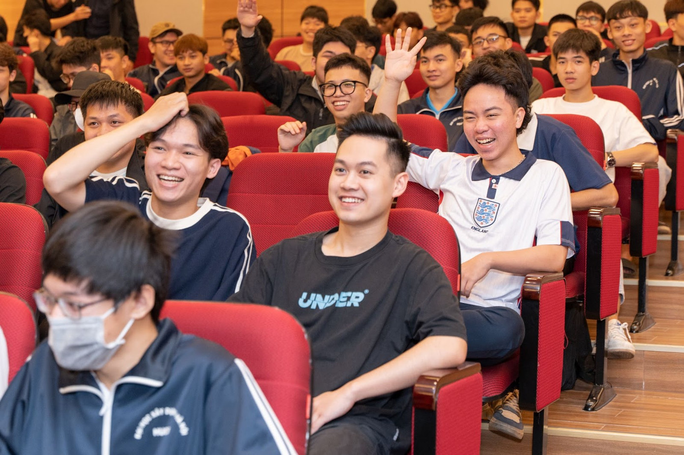 Sinh viên giao lưu cùng hai diễn giả