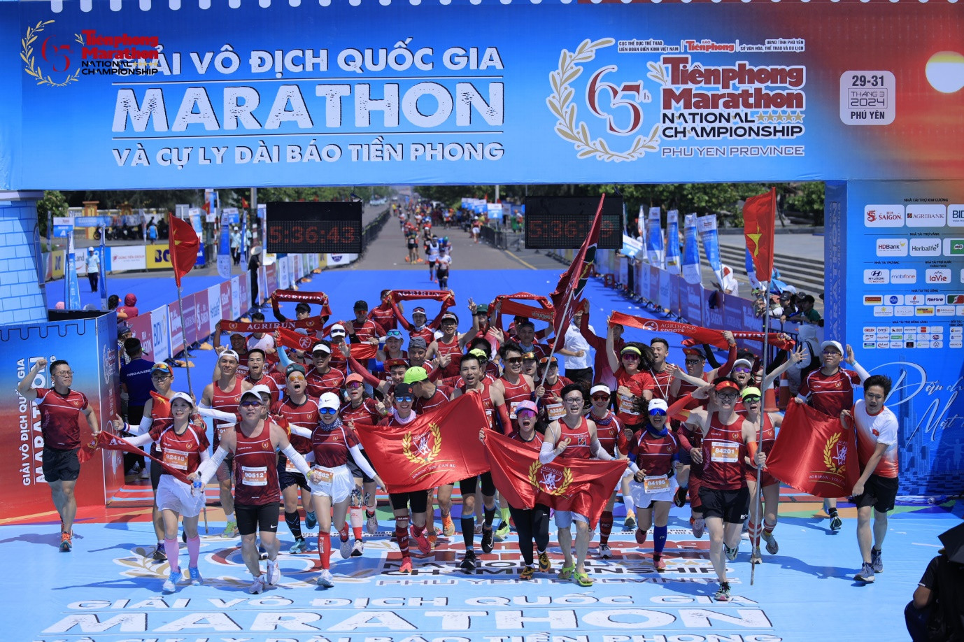 Hình ảnh đội VĐV Agribank cùng nhau “về đích xinh tươi” đã trở thành “thương hiệu” tại các mùa giải Tiền Phong Marathon và nhiều giải chạy khác Hình ảnh đội VĐV Agribank cùng nhau “về đích xinh tươi” đã trở thành “thương hiệu” tại các mùa giải Tiền Phong Marathon và nhiều giải chạy khác