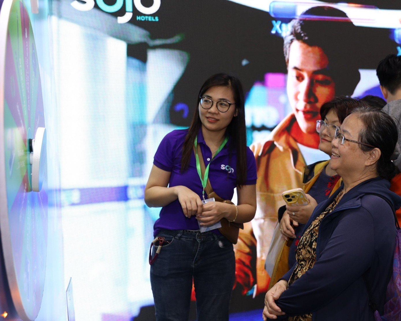 Khách tham quan có những trải nghiệm tích cực khi đến gian hàng của SOJO Hotels