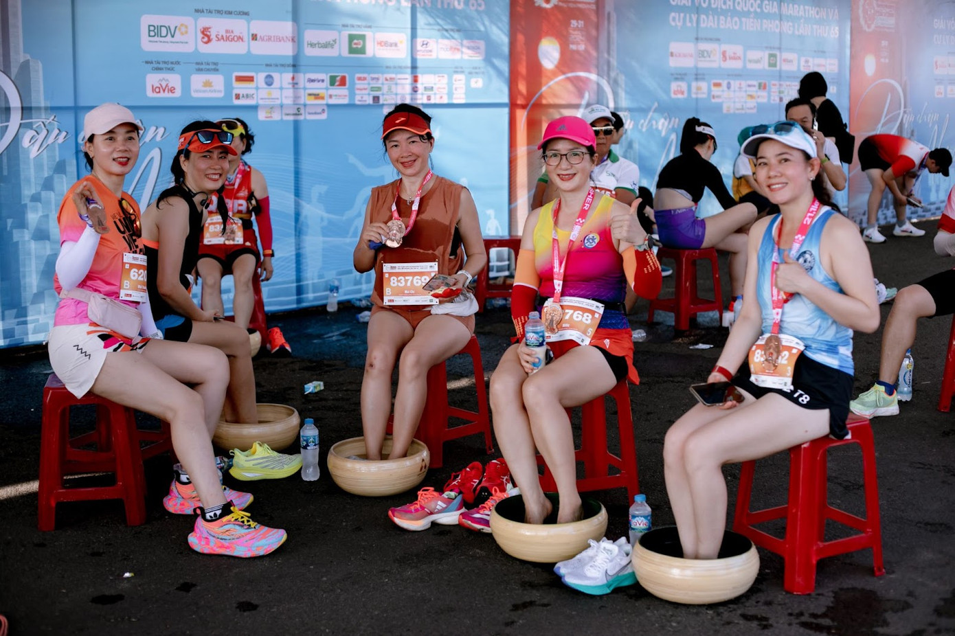 Các VĐV tham gia trải nghiệm ngâm chân với viên sủi thảo mộc của ANHERBAL ngay sau khi hoàn thành đường đua. Nguồn: ANHERBAL Các VĐV tham gia trải nghiệm ngâm chân với viên sủi thảo mộc của ANHERBAL ngay sau khi hoàn thành đường đua. Nguồn: ANHERBAL