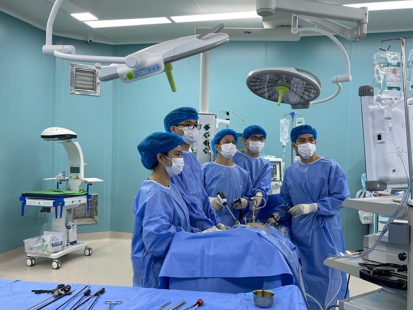 Ekip các bác sĩ đang tiến hành phẫu thuật