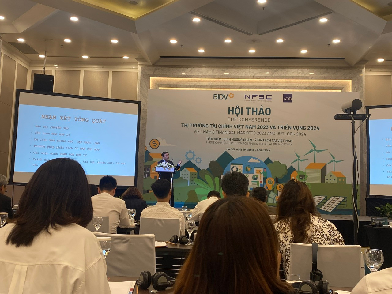 TS Cấn Văn Lực trình bày báo cáo tại hội thảo.