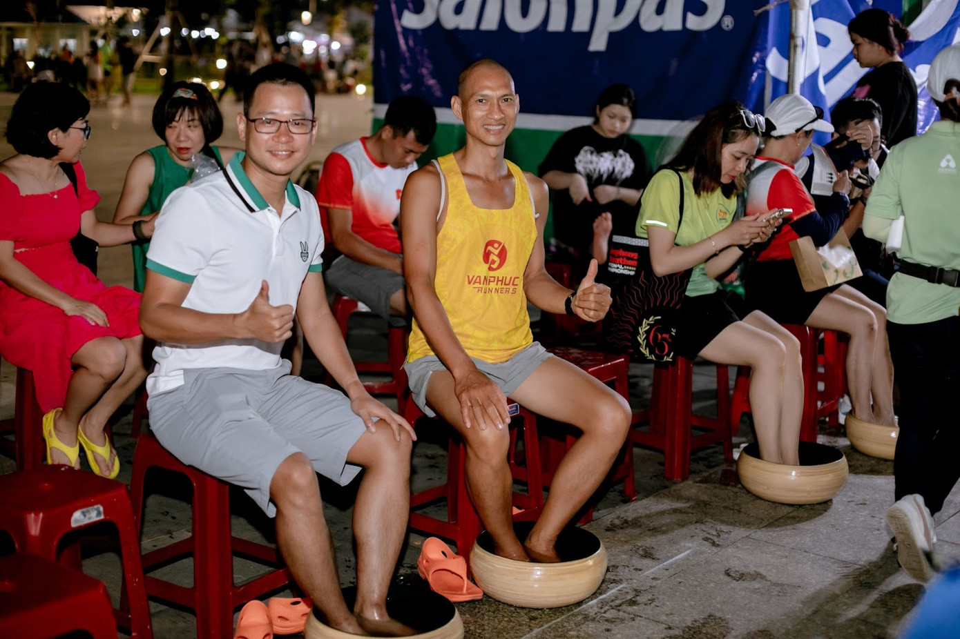 Các VĐV trải nghiệm ngâm chân thảo mộc trước khi bước vào đường đua. Nguồn: ANHERBAl Các VĐV trải nghiệm ngâm chân thảo mộc trước khi bước vào đường đua. Nguồn: ANHERBAl