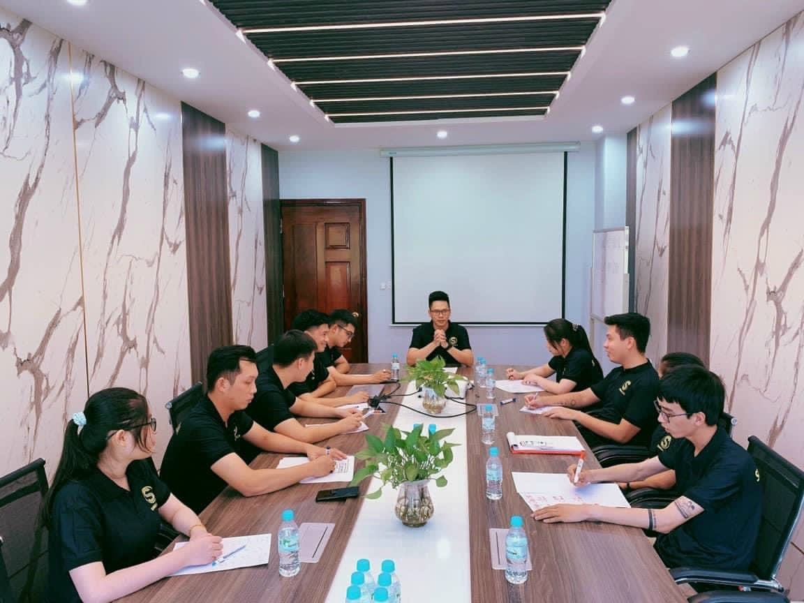 Một buổi họp công bố quyết định của SunGo Group