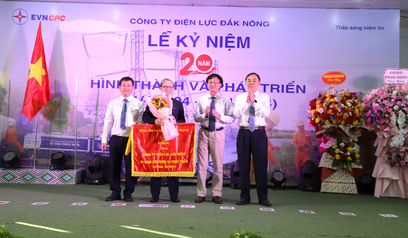 Nguyễn Thanh Phương (giữa) – Giám đốc PC Đắk Nông, đại diện tập thể nhận Cờ thi đua do Tổng Công ty Điện lực miền Trung tặng