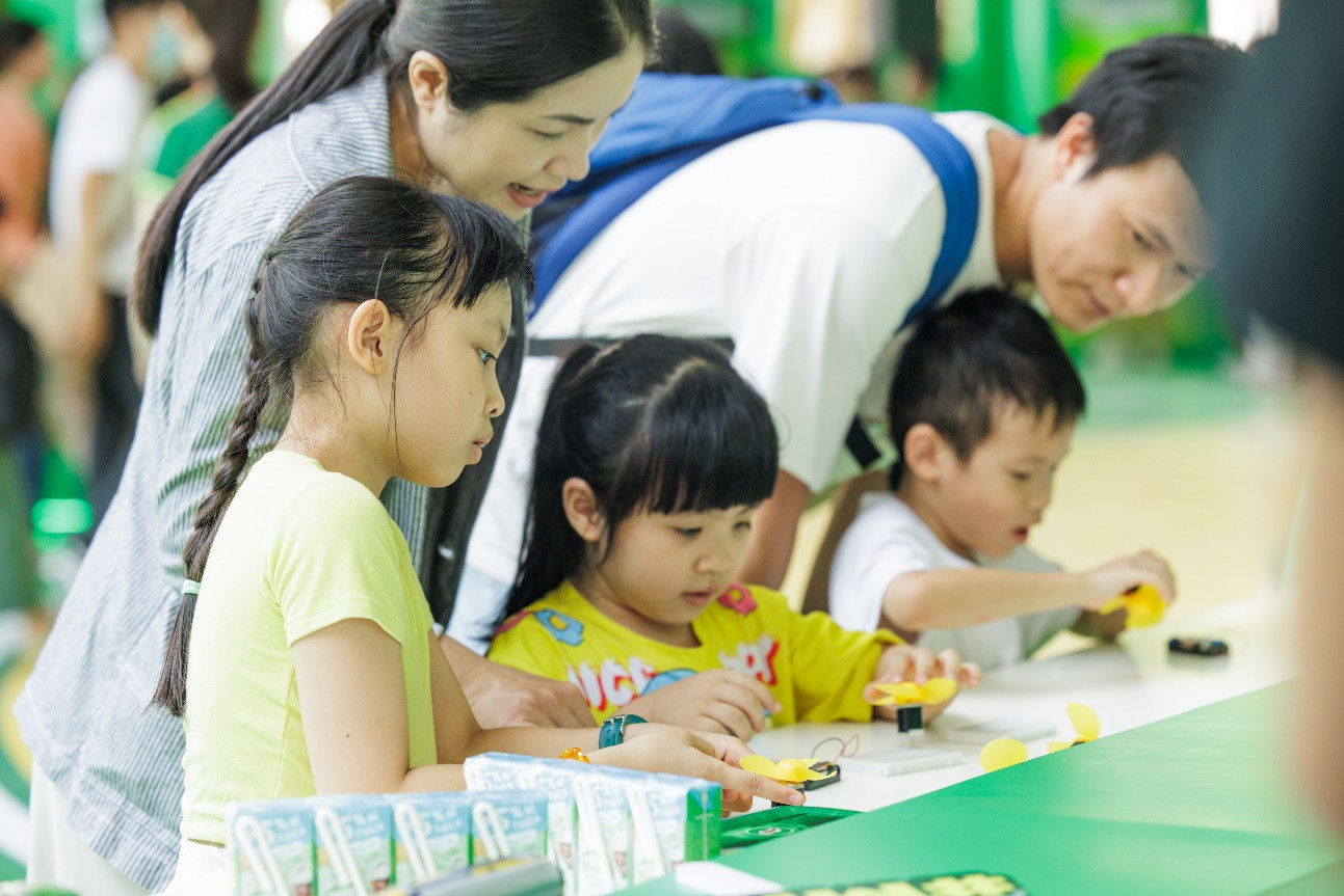 Phụ huynh và bé trải nghiệm thử thách _Siêu trí nhớ_ và _Thử tài khoa học_ tại khu vực Giờ học buổi sáng