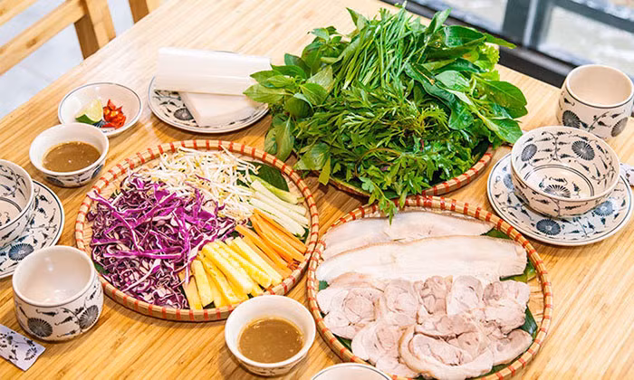 Người dùng ShopeeFood đừng quên ưu đãi món ngon giảm giá 50%, mang đến cơ hội thưởng thức món ăn ngon của dải đất miền Trung với chi phí tiết kiệm.