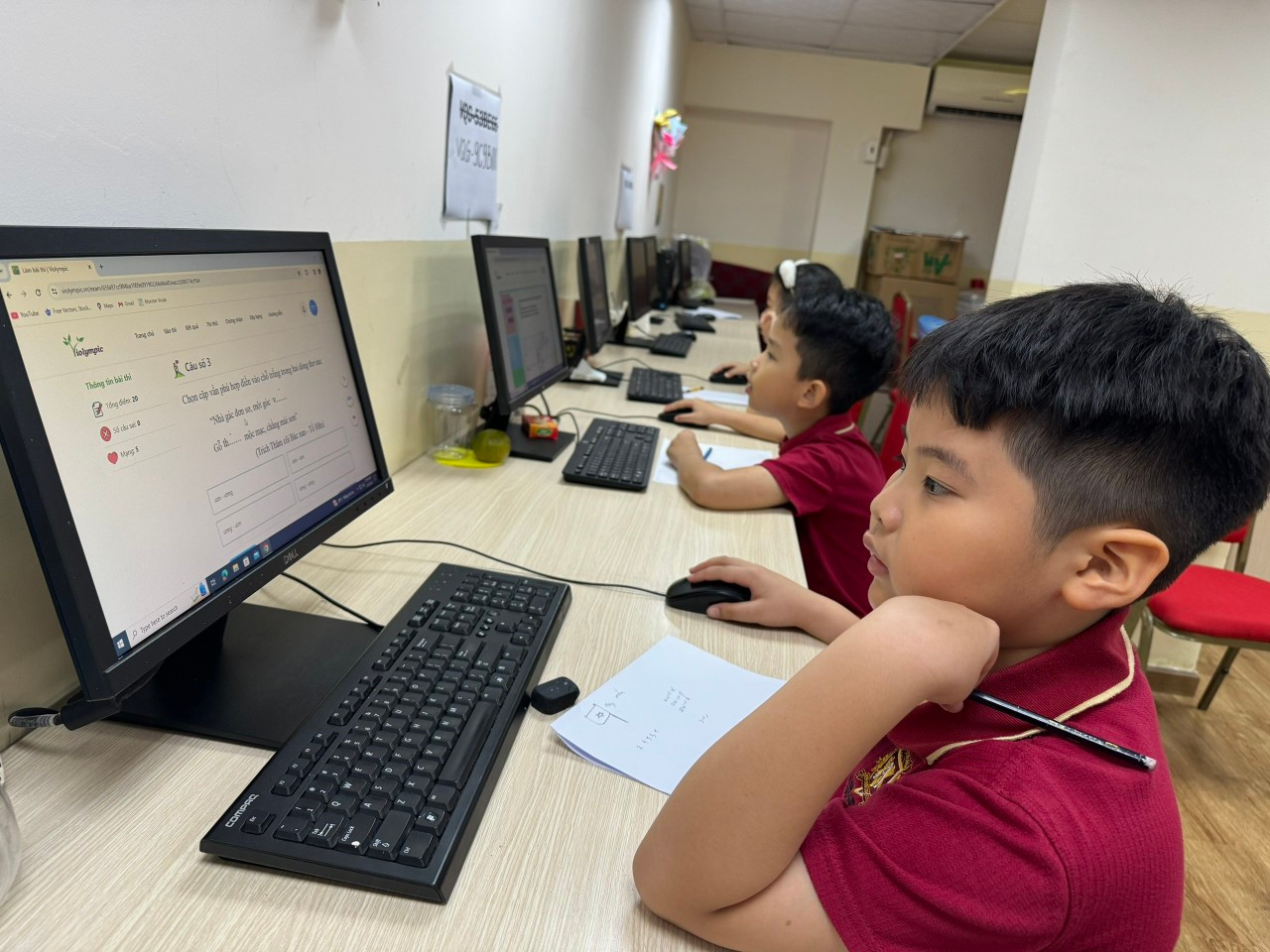 Học sinh tham gia thi dưới sự giám sát trực tuyến và quay phát âm thanh hình ảnh từ BTC. Học sinh tham gia thi dưới sự giám sát trực tuyến và quay phát âm thanh hình ảnh từ BTC.