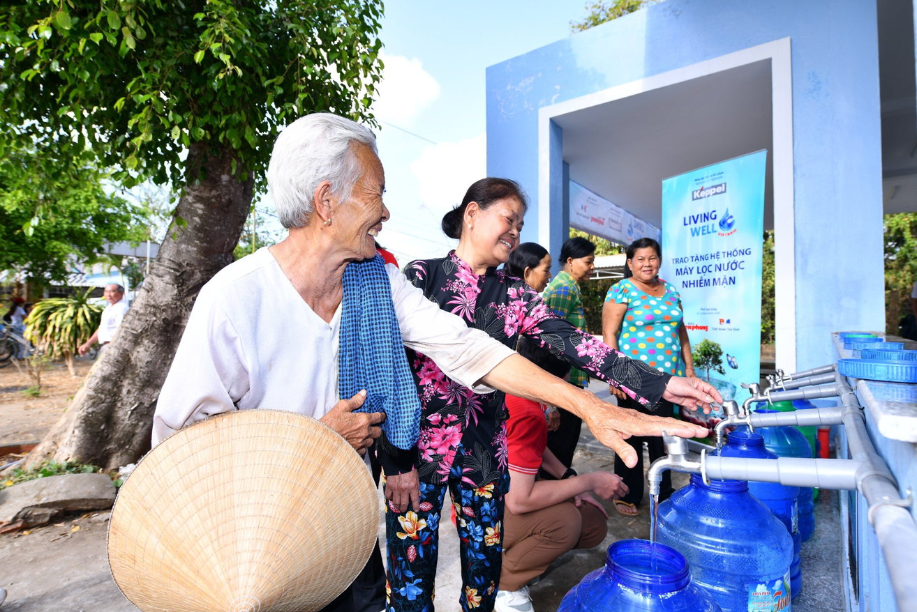 Người dân Trà Vinh lấy nước từ hệ thống máy lọc nước thuộc dự án Living Well.