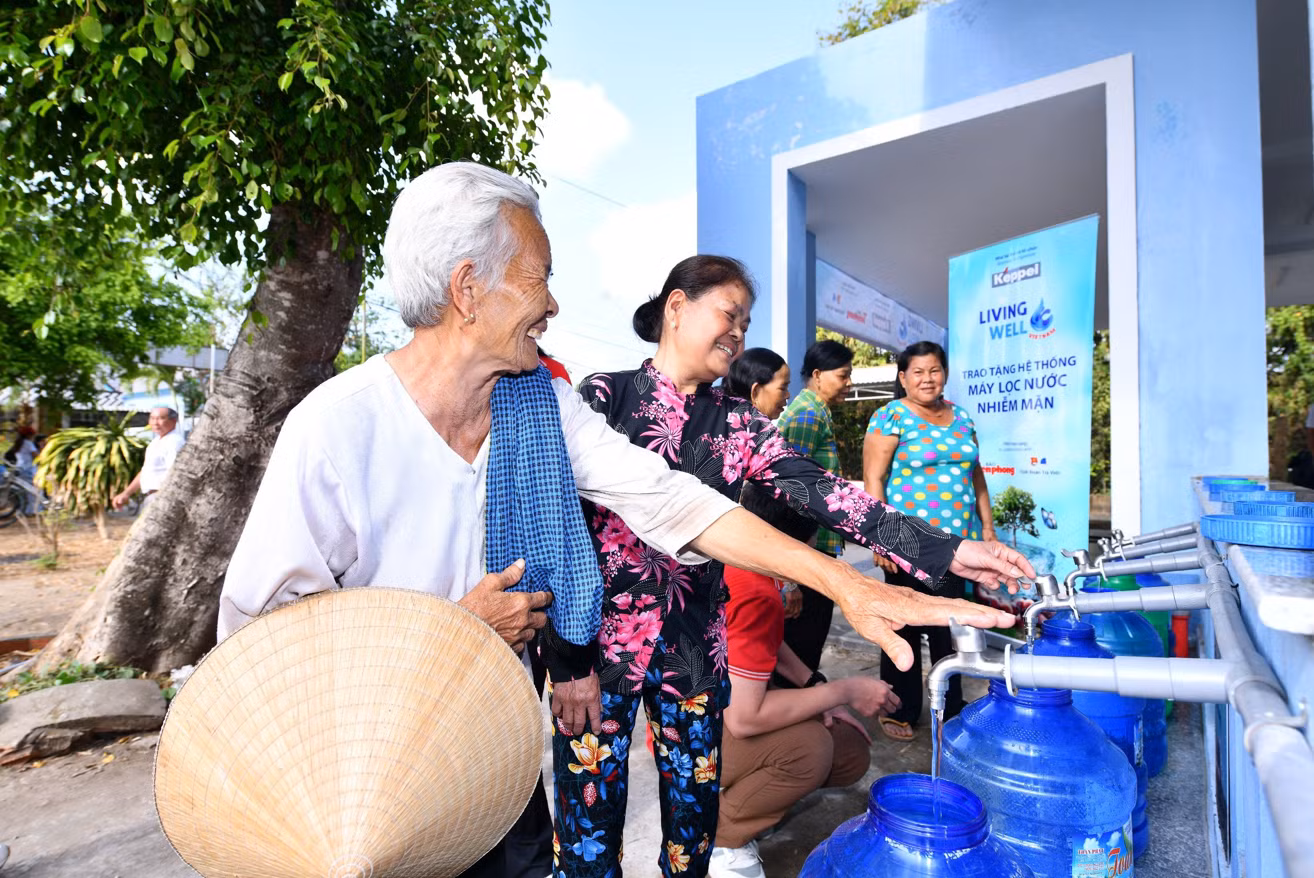 Người dân Trà Vinh lấy nước từ hệ thống máy lọc nước thuộc dự án Living Well.