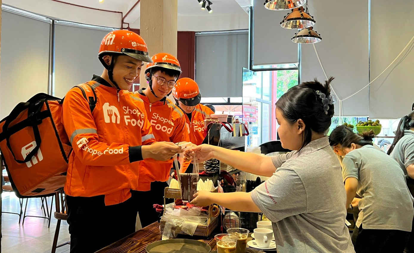 Công cuộc mở rộng này không chỉ giúp ShopeeFood thu hút thêm hàng triệu người dùng mới, mang tới đa dạng ưu đãi cho tín đồ ẩm thực mà còn hỗ trợ hàng chục nghìn đối tác nhà hàng, quán ăn bắt đầu hành trình kinh doanh trực tuyến của mình. Công cuộc mở rộng này không chỉ giúp ShopeeFood thu hút thêm hàng triệu người dùng mới, mang tới đa dạng ưu đãi cho tín đồ ẩm thực mà còn hỗ trợ hàng chục nghìn đối tác nhà hàng, quán ăn bắt đầu hành trình kinh doanh trực tuyến của mình.