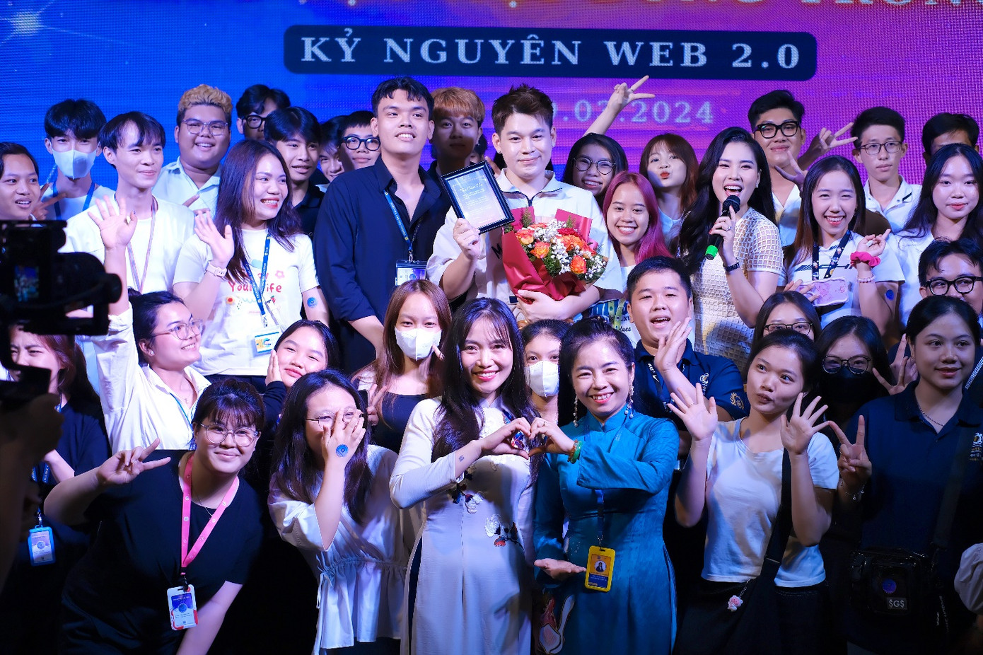 Sinh viên khoa Truyền thông số giao lưu cùng tiktoker Long Chun và MC Tú Trinh. Ảnh: Xuân Trường