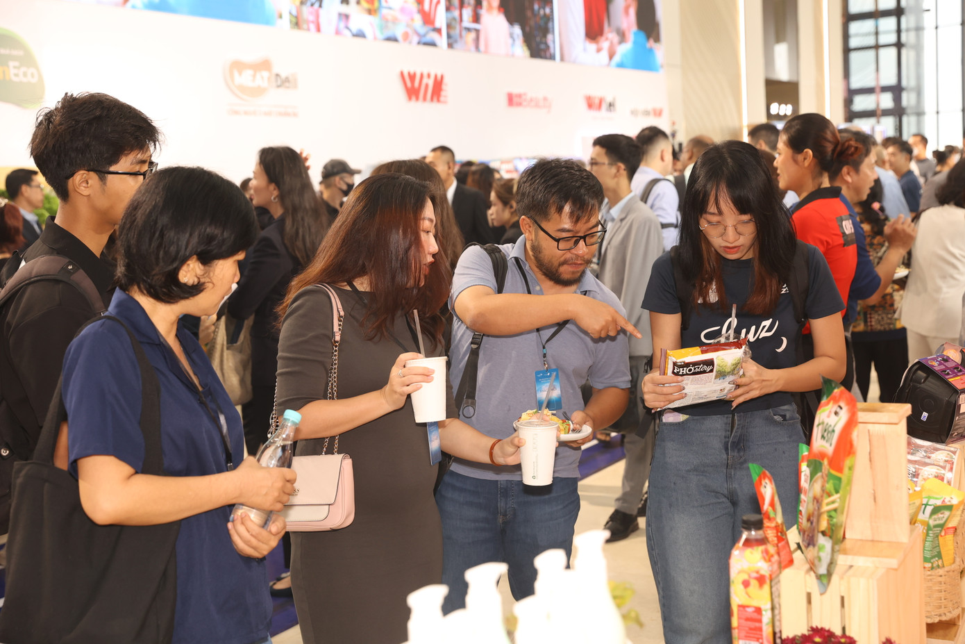 Khách mời hào hứng trải nghiệm sản phẩm Phở Story tại sự kiện. Khách mời hào hứng trải nghiệm sản phẩm Phở Story tại sự kiện.