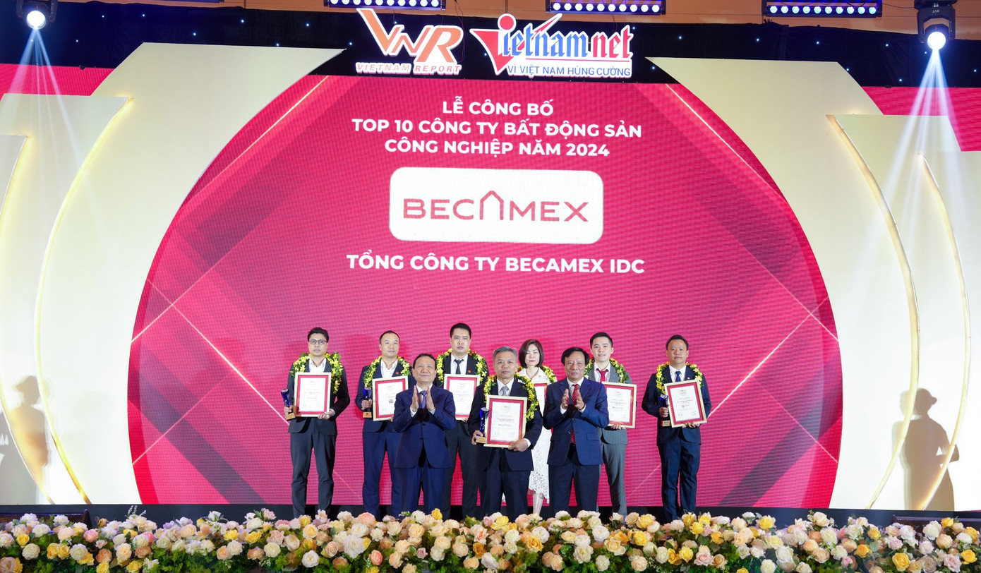 Ông Nguyễn Văn Thanh Huy – Phó Tổng Giám đốc Tổng công ty Becamex IDC nhận Cúp và Giấy chứng nhận TOP10 Công ty Bất động sản công nghiệp uy tín năm 2024. Ông Nguyễn Văn Thanh Huy – Phó Tổng Giám đốc Tổng công ty Becamex IDC nhận Cúp và Giấy chứng nhận TOP10 Công ty Bất động sản công nghiệp uy tín năm 2024.