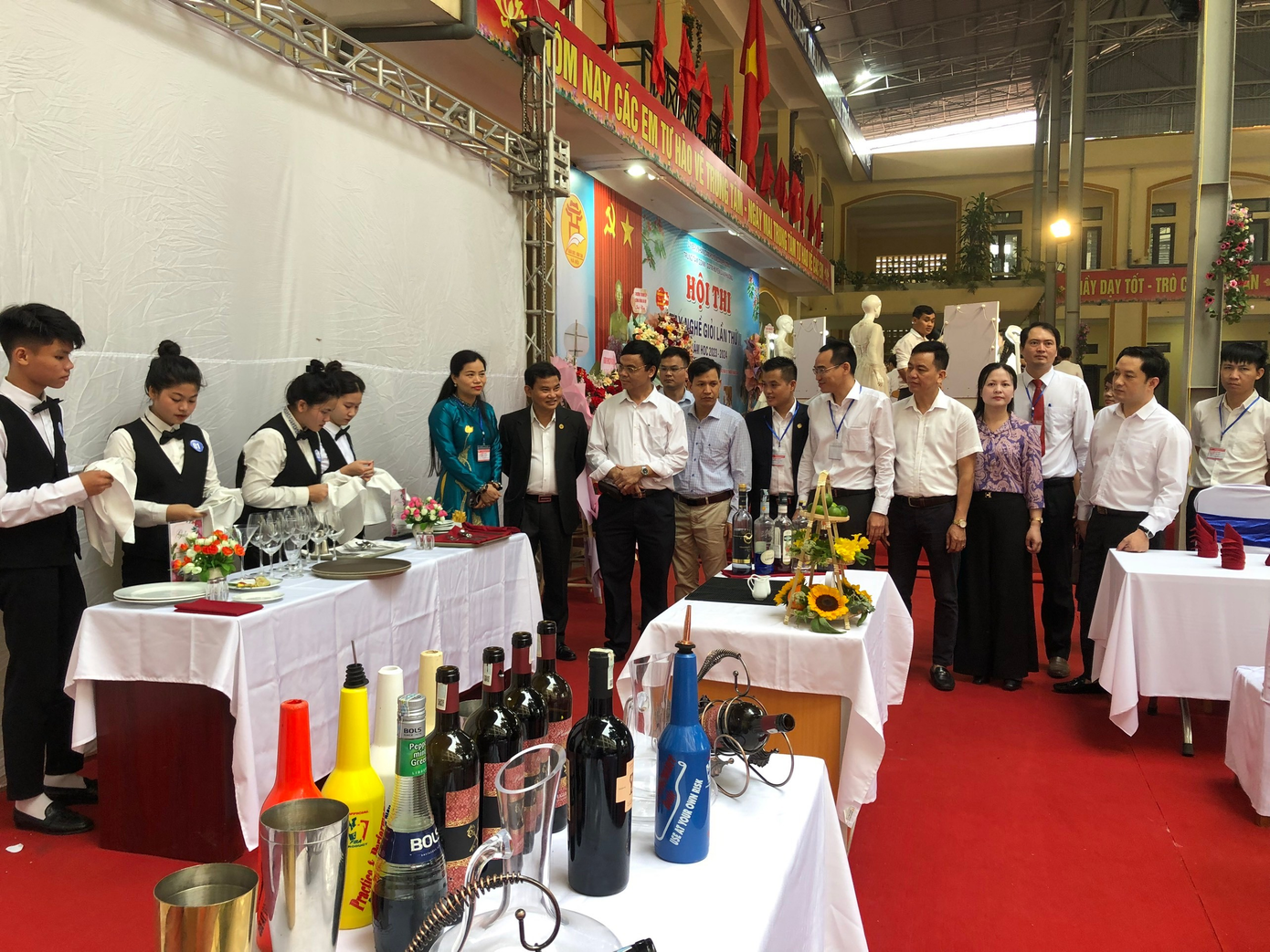 Các đồng chí lãnh đạo kiểm tra các học viên thi nghề Kỹ thuật Pha chế đồ uống