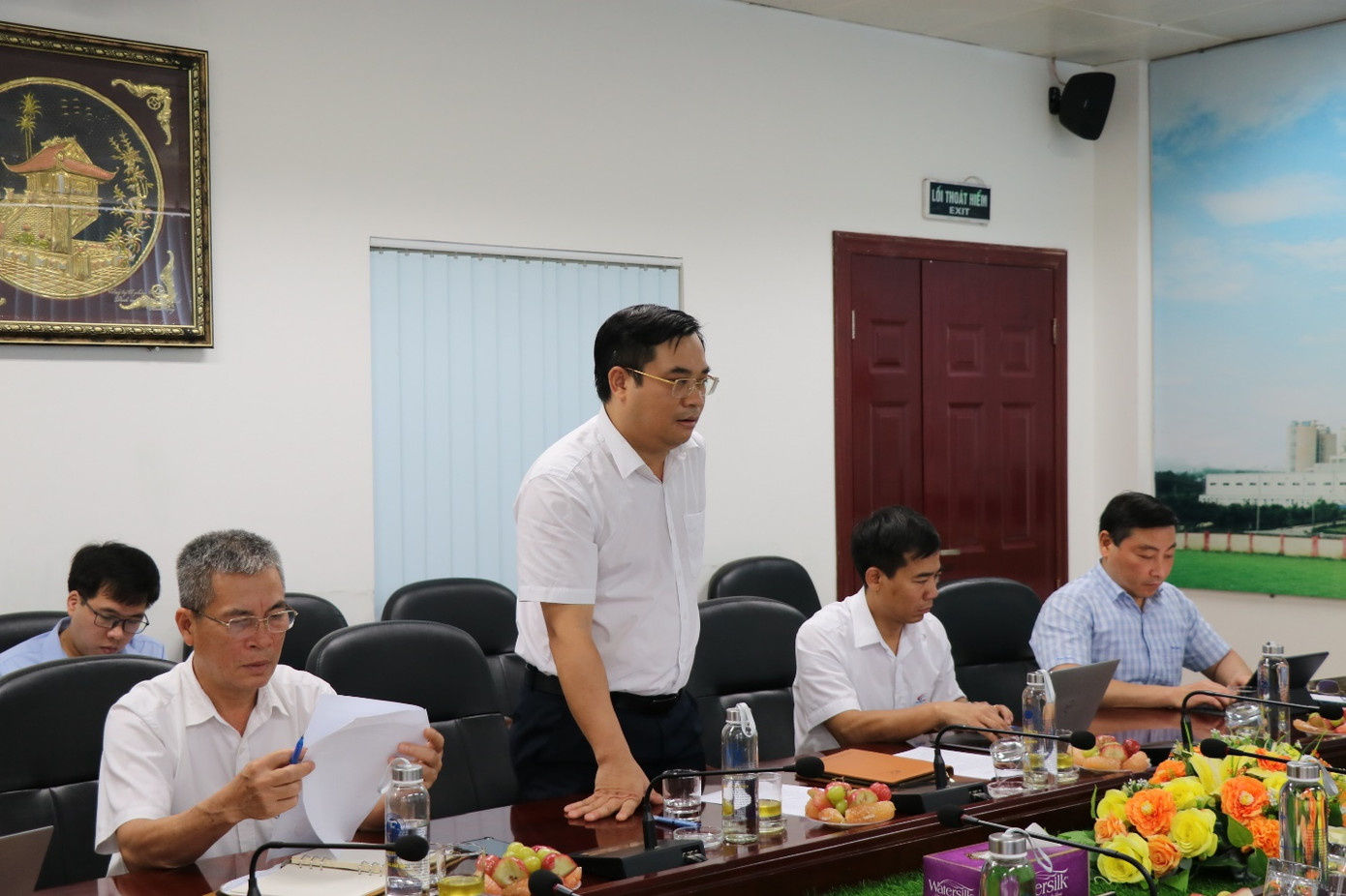 Giám đốc Công ty Nhiệt điện Đông Triều - TKV Trần Quang Đức báo cáo tình hình sản xuất kinh doanh của đơn vị.