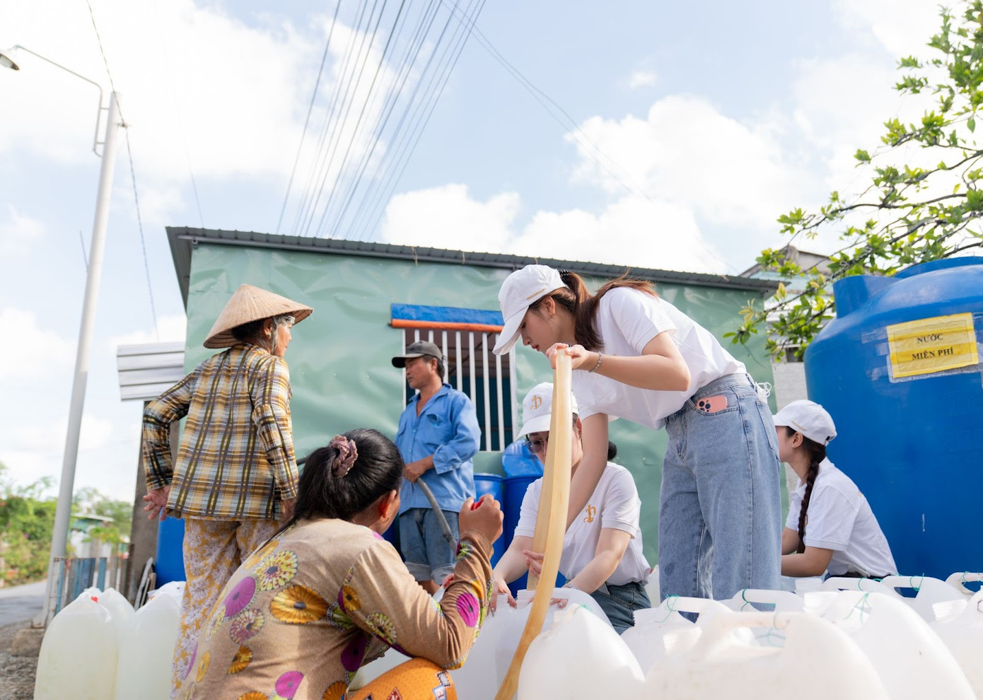 Người dân nhận nước sinh hoạt từ chương trình “Giọt Nước Nghĩa Tình - Đồng hành cùng người dân miền Tây mùa hạn mặn"