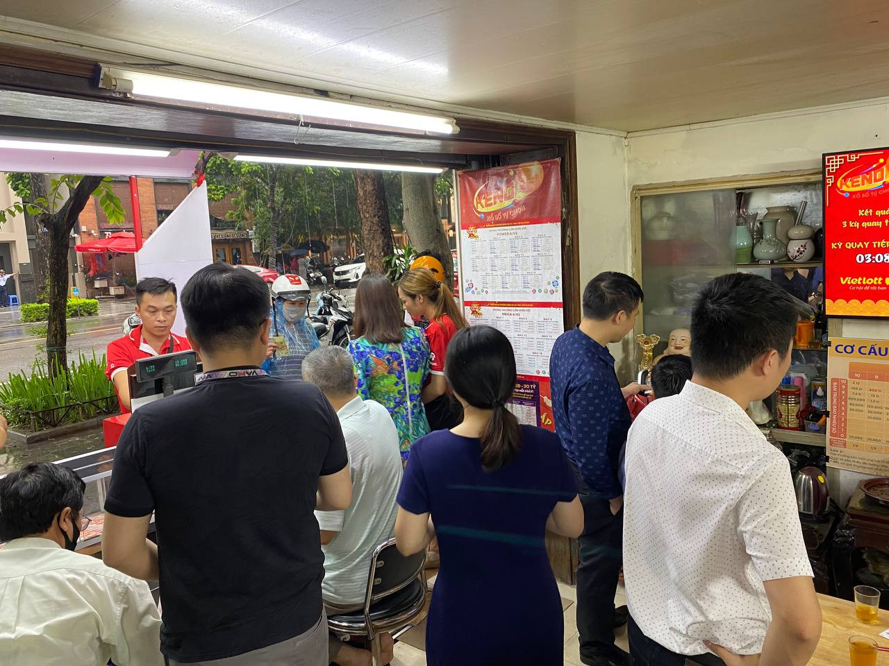 Các điểm bán hàng ghi nhận lượng người chơi đông đảo hơn mọi ngày