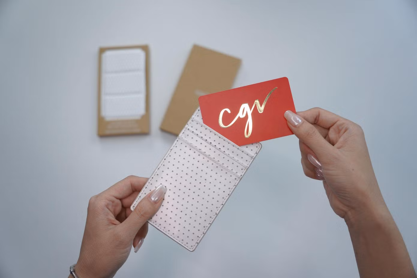 Ví đựng thẻ là một trong những sản phẩm thuộc chiến dịch sản xuất các sản phẩm tái chế từ màn chiếu cũ của CGV