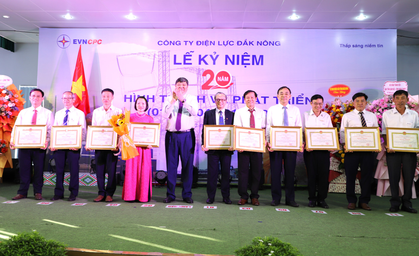 Ông Lê Văn Chiến, Phó Chủ tịch Thường trực UBND tỉnh Đắk Nông trao khen thưởng các tập thể, cá nhân có nhiều thành tích nổi bật