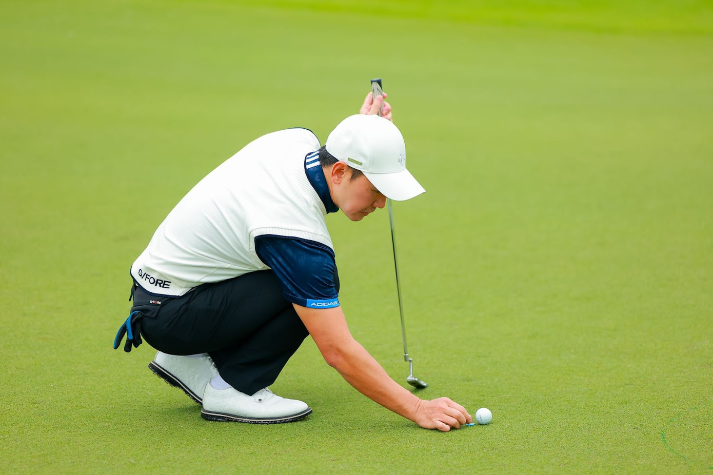 Thảm cỏ mềm mại, xanh mướt của sân golf Thanh Lanh