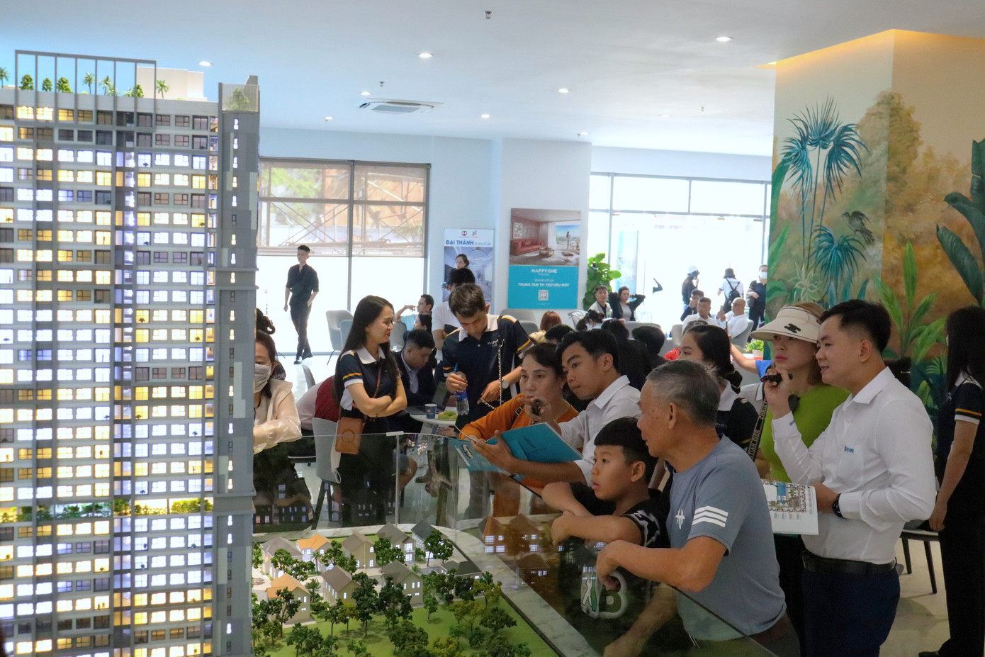 Các hoạt động tham quan thực tế tại công trường dự án luôn nhận được sự quan tâm của đông đảo khách hàng.