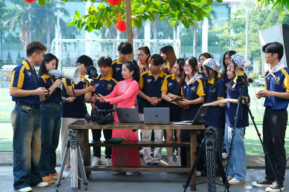 Một giờ học thực hành sử dụng thiết bị quay chụp của sinh viên Truyền thông đa phương tiện. Ảnh: Xuân Trường