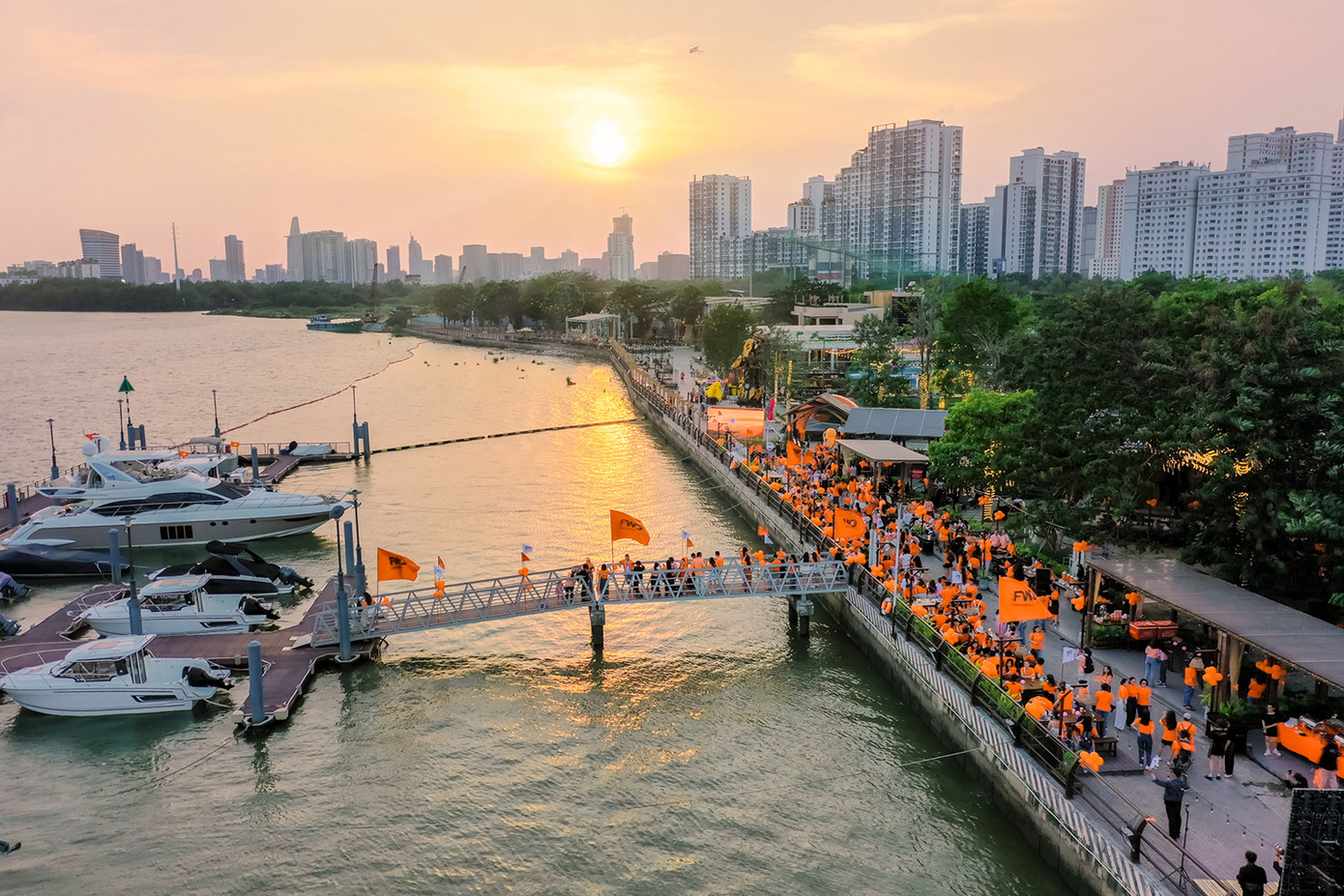 Chiến dịch thương hiệu mới “Sống đầy cùng FWD Bảo hiểm dễ hiểu” (Time to play) dùng hình tượng hoàng hôn và bình minh để lan tỏa mọi người câu chuyện thực tế về tinh thần sống đầy với đam mê.