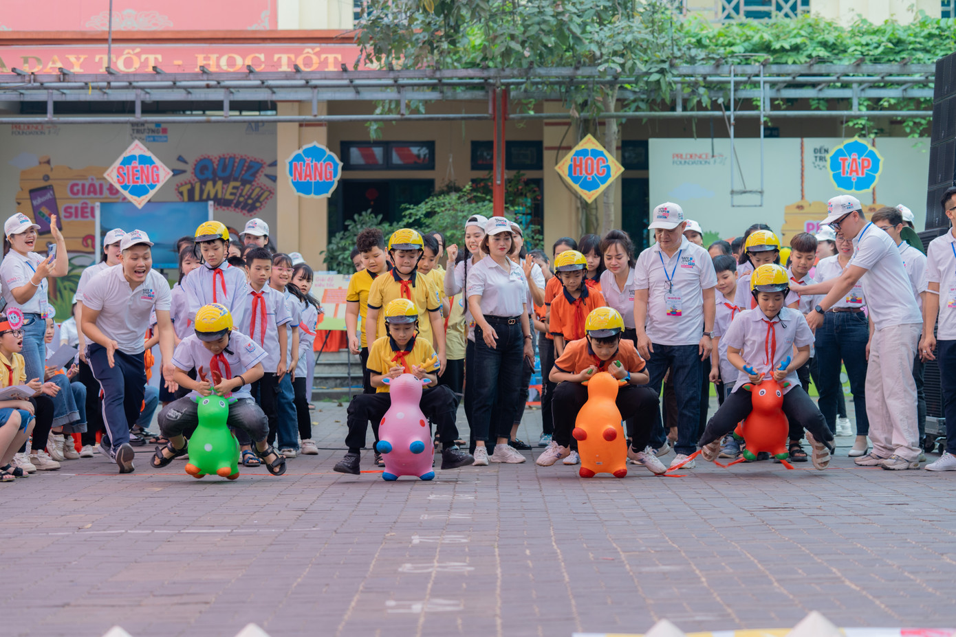 Tình nguyện viên hỗ trợ học sinh tham gia tham gia các hoạt động với chủ đề ATGT