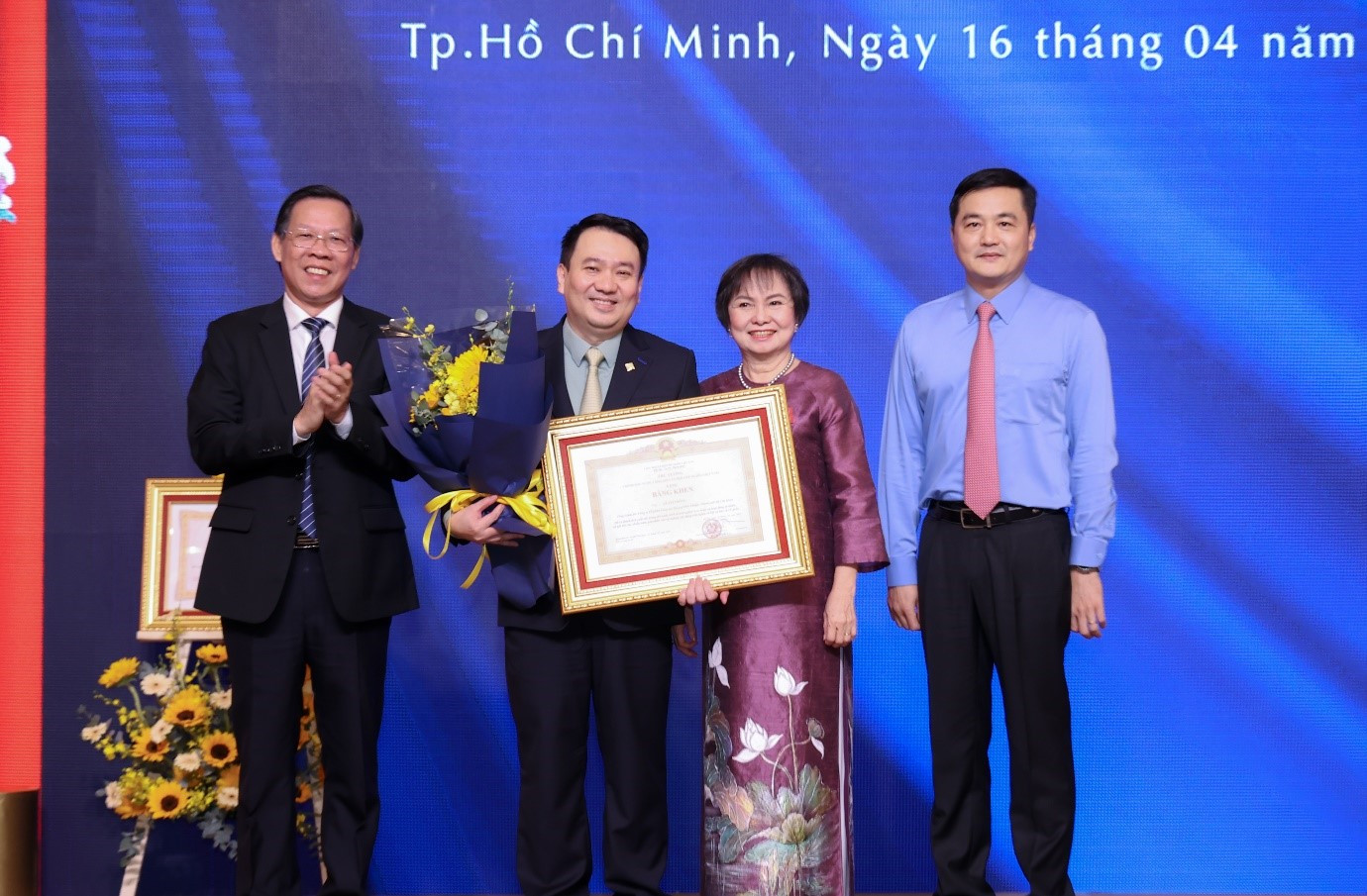 Ông Lê Trí Thông – Phó Chủ tịch HĐQT kiêm Tổng Giám đốc PNJ vinh dự nhận bằng khen của Thủ tướng Chính phủ