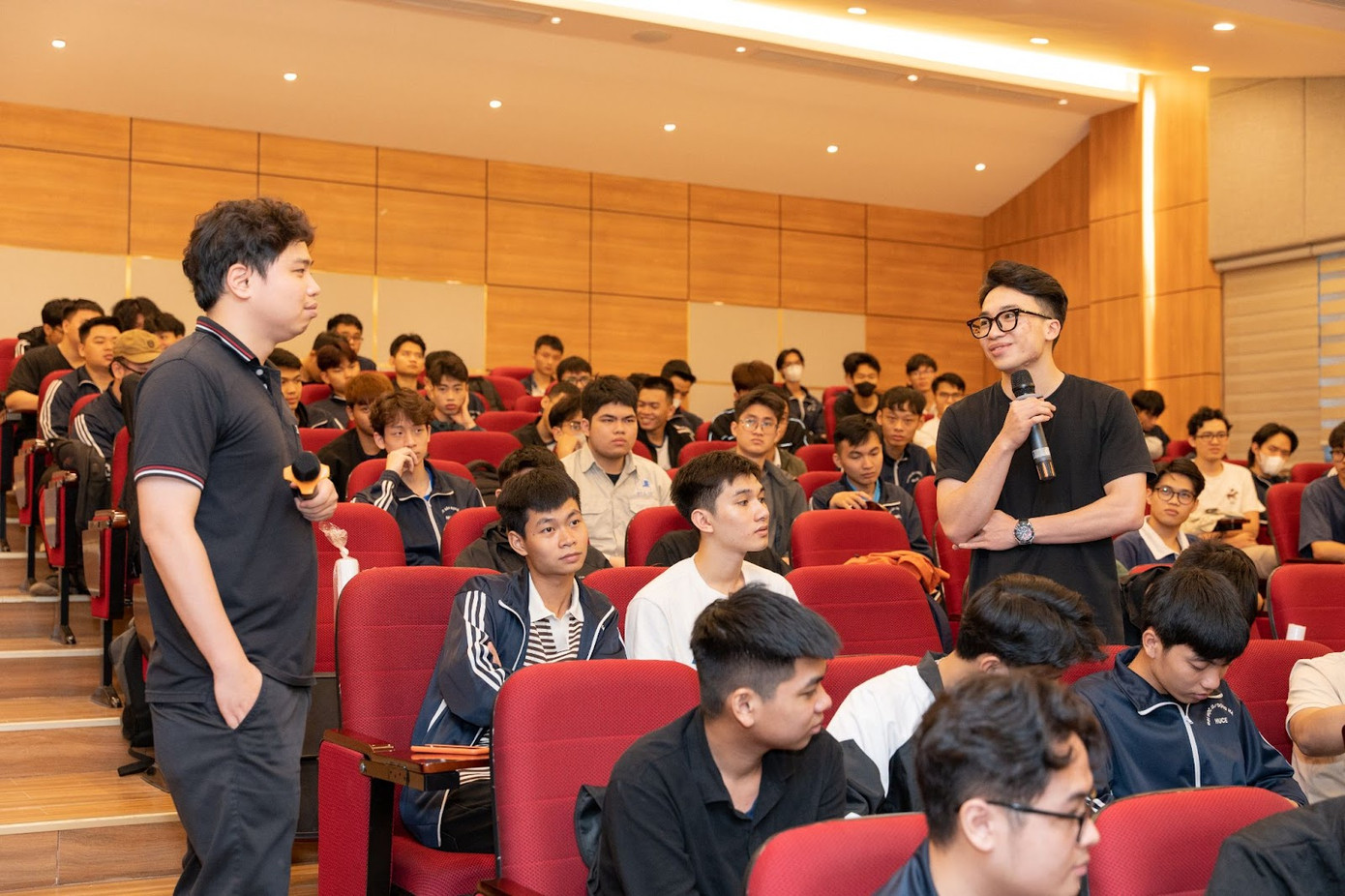 Sinh viên giao lưu cùng hai diễn giả