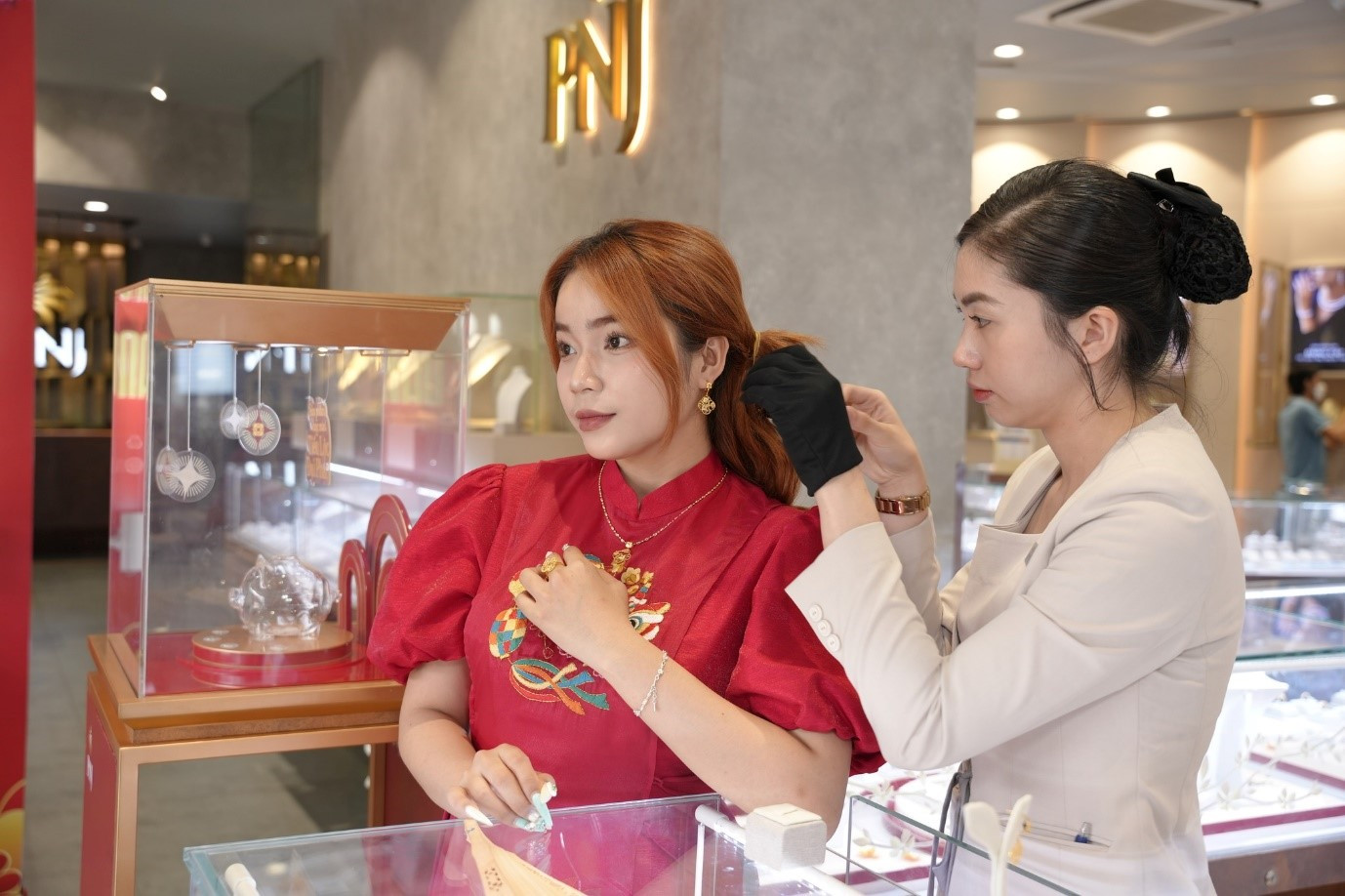 PNJ mang sứ mệnh không ngừng sáng tạo để mang lại những sản phẩm tinh tế với giá trị thật để tôn vinh vẻ đẹp cho con người và cuộc sống