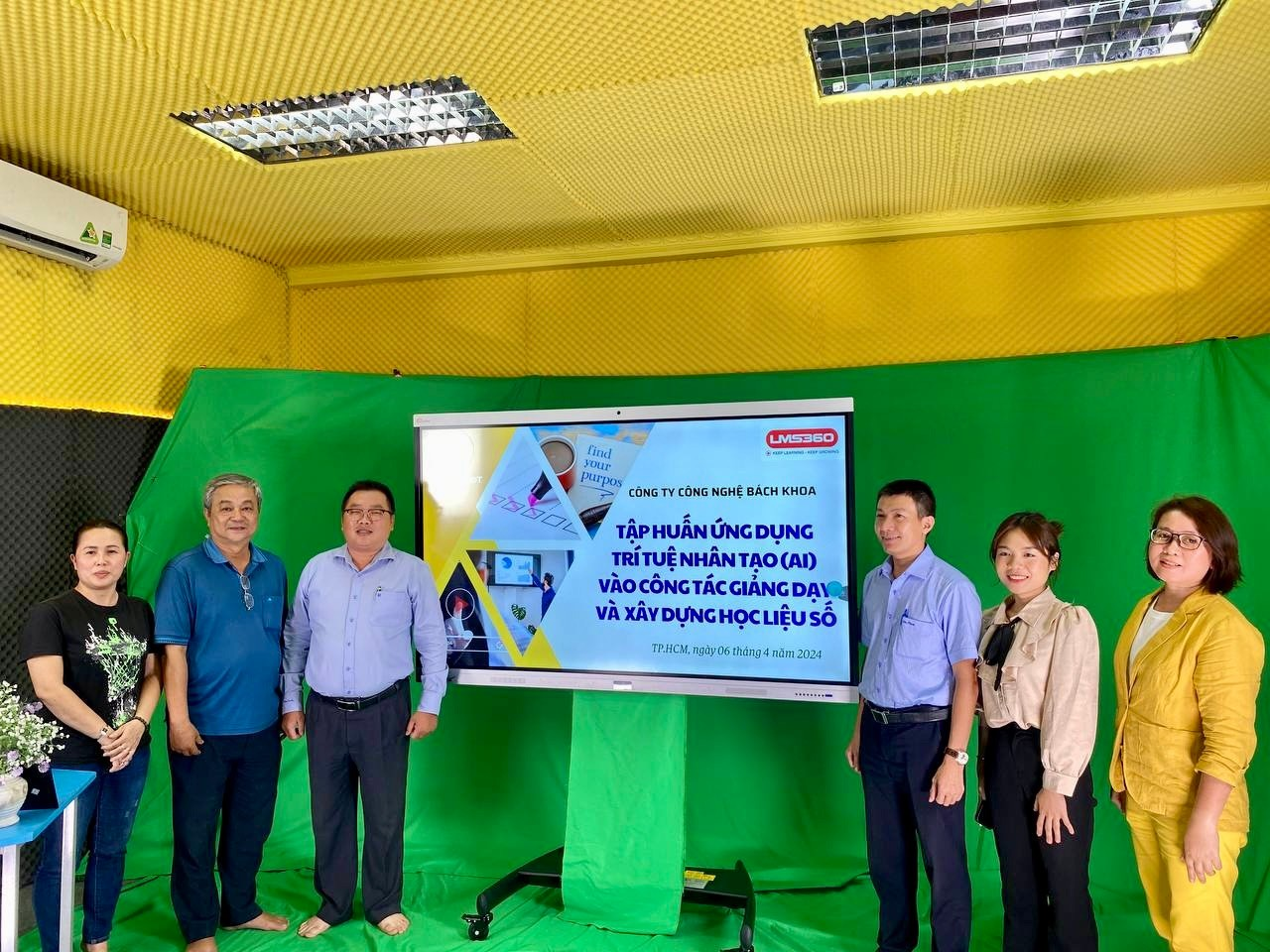 Lãnh đạo Phòng GD-ĐT quận 3 và lãnh đạo công ty Bách Khoa tại buổi tập huấn trực tuyến