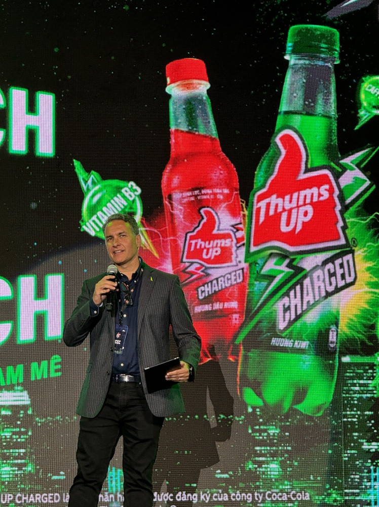 Đại diện Coca-Cola phát biểu tại sự kiện Đại diện Coca-Cola phát biểu tại sự kiện