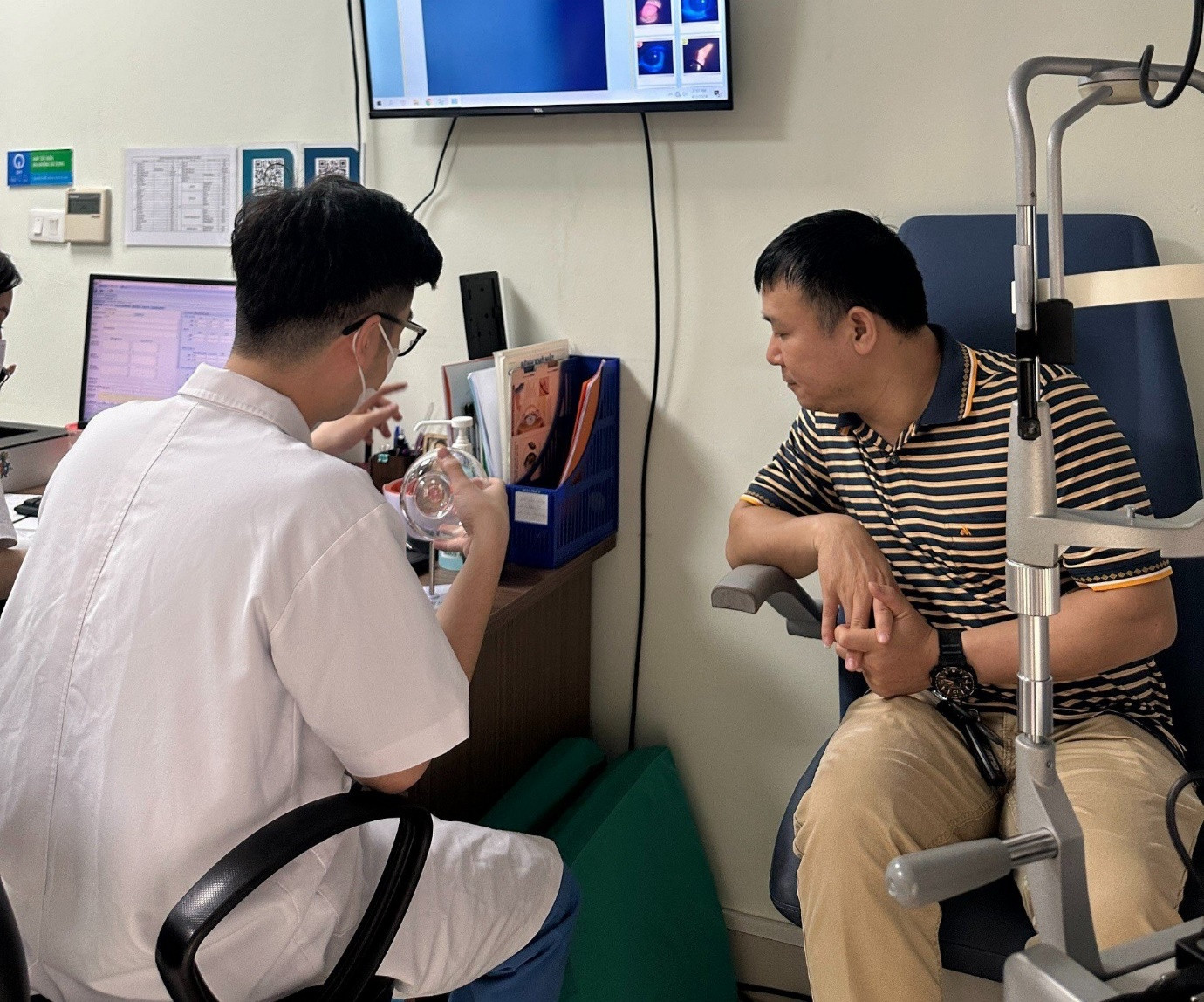 Bệnh nhân Nguyễn Khắc Long đến thăm khám tại chương trình Bệnh nhân Nguyễn Khắc Long đến thăm khám tại chương trình