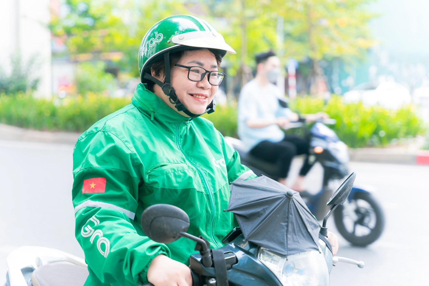 Chị Minh Hằng duy trì vẻ ngoài tươi tắn và nụ cười rạng rỡ trên đường đi làm