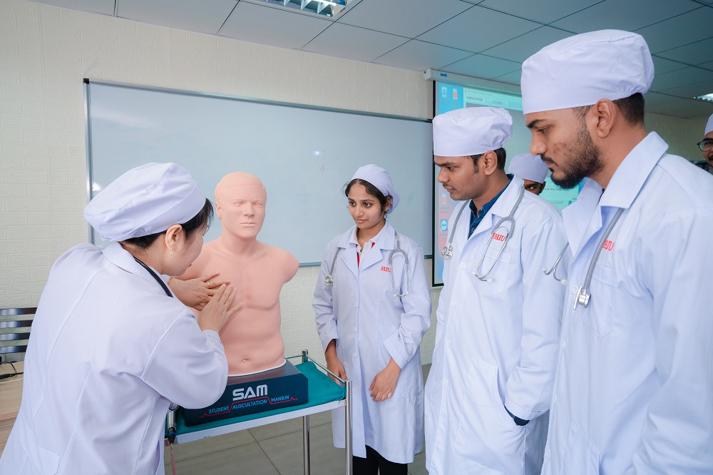 Sinh viên Y khoa HIU được học thực hành với những trang thiết bị hiện đại nhất