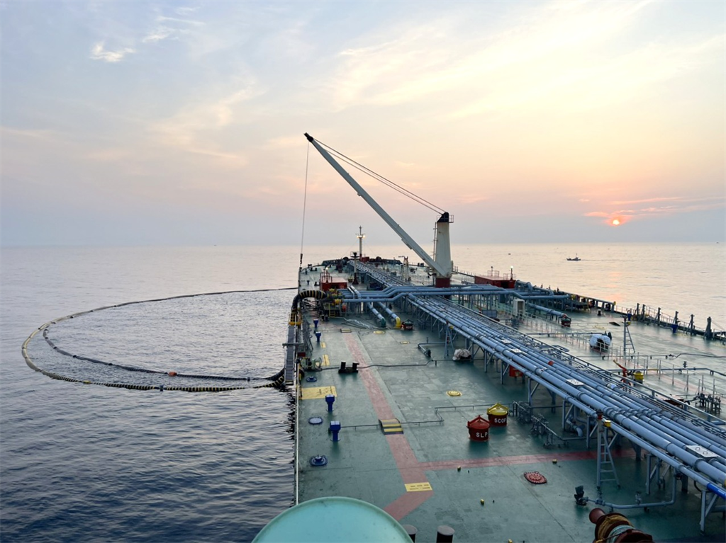 Tàu dầu thô PVT Hera bơm dầu tại phao SPM